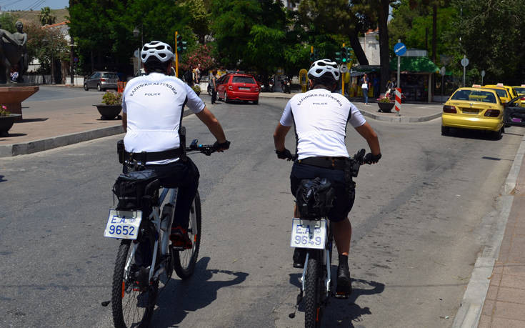 Αστυνομικοί πάνω σε ποδήλατα σε Χίο και Μυτιλήνη