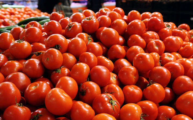 Κατασχέθηκαν 2,3 τόνοι ακατάλληλης ντομάτας στον Πειραιά