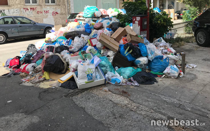 Σωροί σκουπιδιών και σήμερα σε δρόμους της Αθήνας