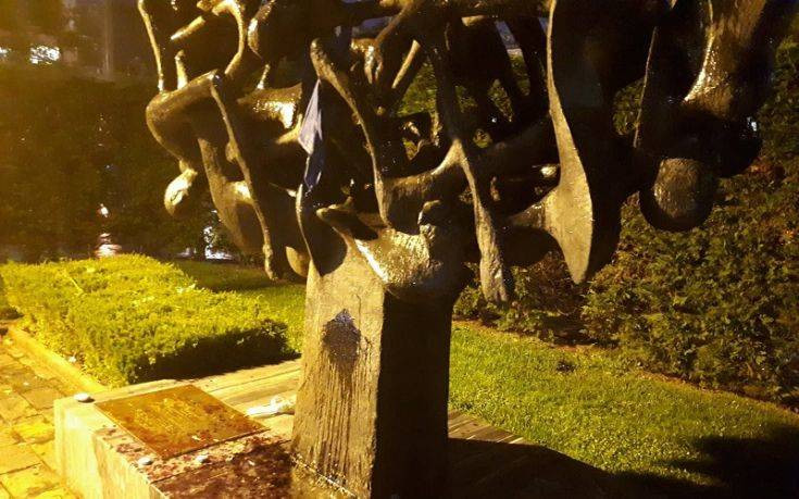 Μπογιές στο Μνημείο του Ολοκαυτώματος στη Θεσσαλονίκη