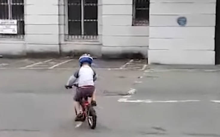 Βιντεοσκοπούσε το παιδί της να κάνει ποδήλατο, όταν η κάμερα έπιασε κάτι… μεταφυσικό