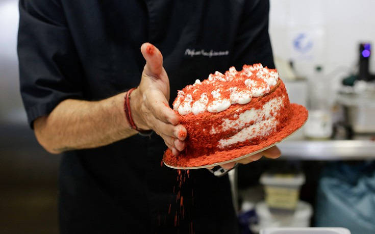 Ο Νίκος Κουκιάσας μας δίνει τη συνταγή για την πιο νόστιμη τούρτα παγωτό Red velvet