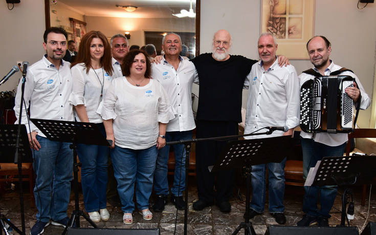 Μουσική βραδιά από τη Pfizer Hellas Band και τον Διονύση Σαββόπουλο στο Γηροκομείο Αθηνών