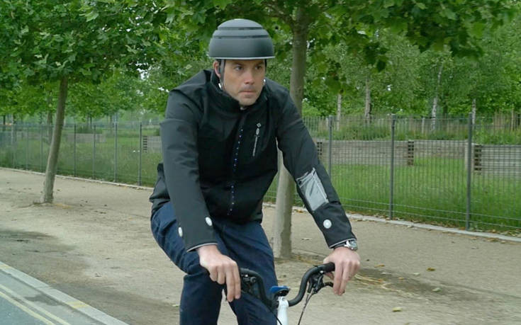 Το έξυπνο μπουφάν που σώζει τους ποδηλάτες