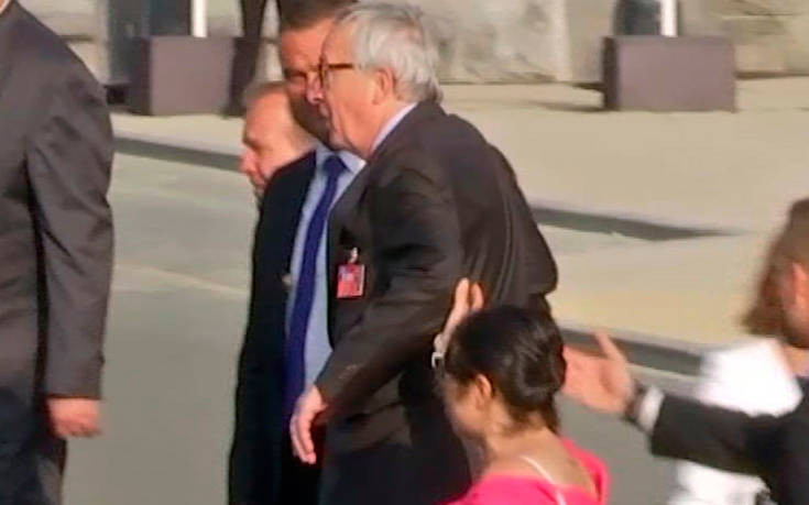 Υποβασταζόμενος ο Γιούνκερ στην αναμνηστική φωτογραφία της συνόδου του ΝΑΤΟ