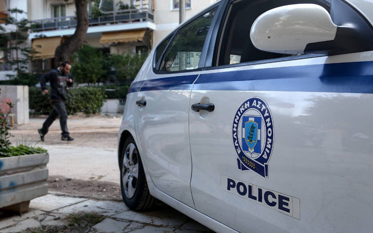 «Έσπαγαν το περιπολικό με βαριοπούλα ενώ ο αστυνομικός ήταν μέσα»