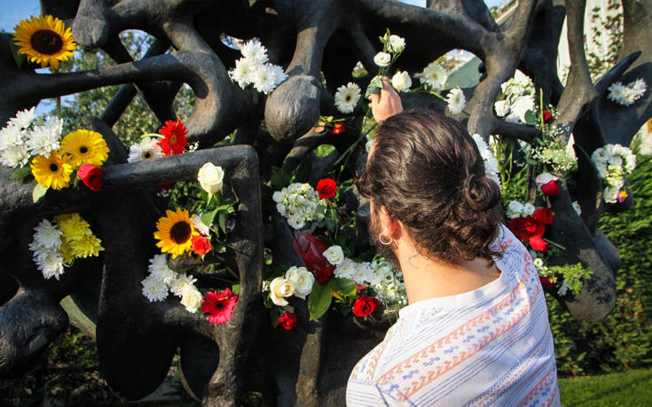 Πολίτες γέμισαν λουλούδια το Μνημείο Ολοκαυτώματος στη Θεσσαλονίκη