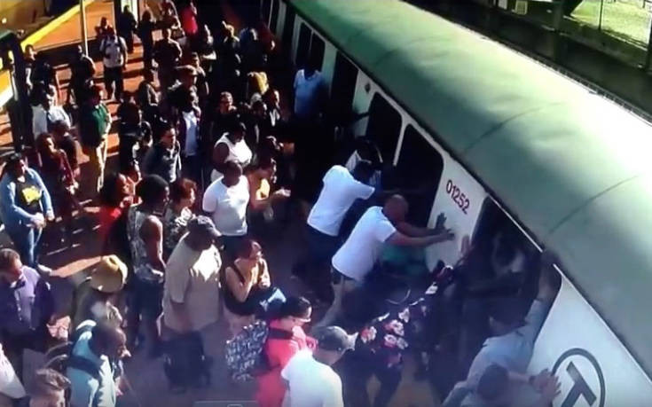Επιβάτες έσπρωξαν τρένο για να απεγκλωβίσουν το πόδι μιας γυναίκας