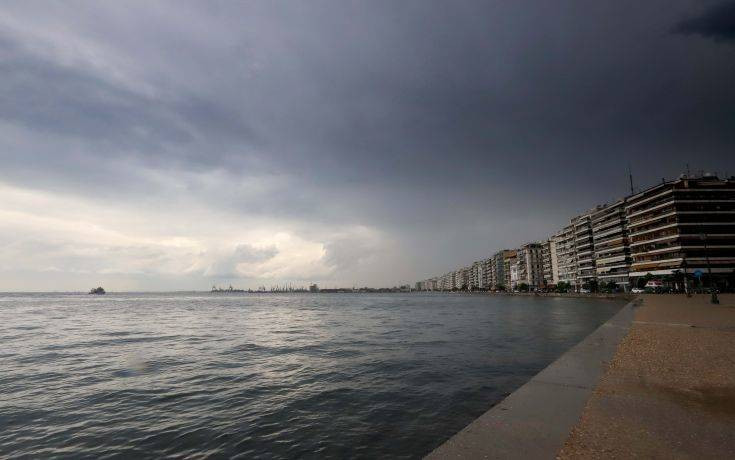 Μια άδεια βαλίτσα σήμανε συναγερμό στην παραλία της Θεσσαλονίκης