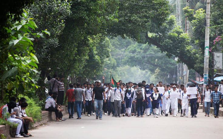Μπαγκλαντές: Τέσσερις νεκροί και 50 τραυματίες σε ταραχές με αφορμή ένα σχόλιο στο Facebook