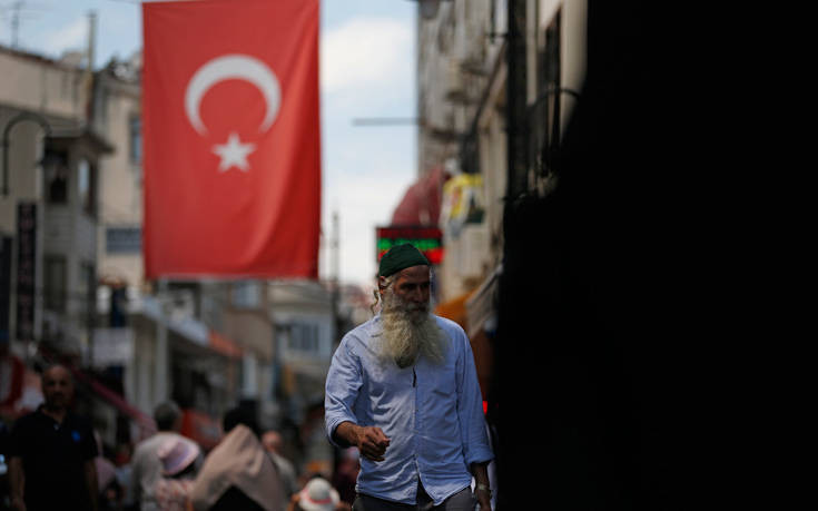Η Τουρκία αυξάνει εκ νέου το επιτόκιο στο 45% αφού ο πληθωρισμός αγγίζει το 65%