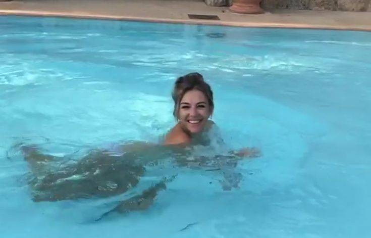 Η topless Ελίζαμπεθ Χάρλεϊ καίει τις θερμίδες στην πισίνα