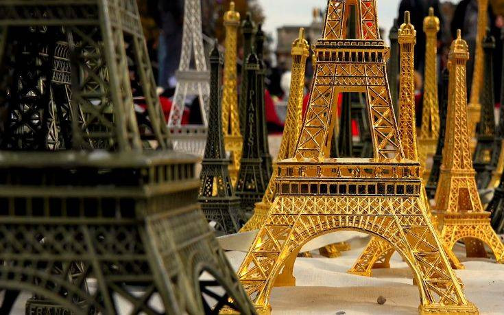 Σαφάρι της αστυνομίας στο Παρίσι για μινιατούρες του Πύργου του Άιφελ