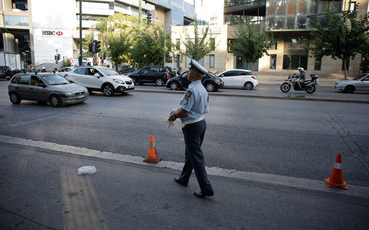 Μποτιλιάρισμα στη Βασιλέως Κωνσταντίνου, χύθηκαν λάδια από φορτηγό