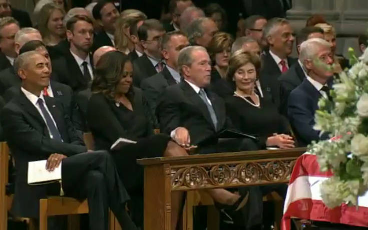 Το στιγμιότυπο ανάμεσα στον Τζορτζ Μπους και τη Μισέλ Ομπάμα που προκάλεσε αίσθηση