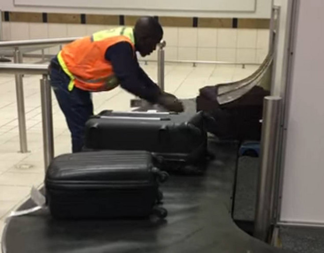 Υπάλληλος αεροδρομίου συμπεριφέρεται στις βαλίτσες με… το γάντι