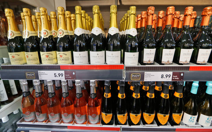 Ταμίας σουπερμάρκετ φώναξε την αστυνομία για οικογένεια που ήθελε να αγοράσει… αλκοόλ