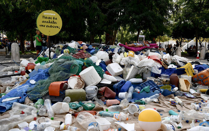 Η πλατεία Συντάγματος γέμισε με σκουπίδια από ελληνική παραλία