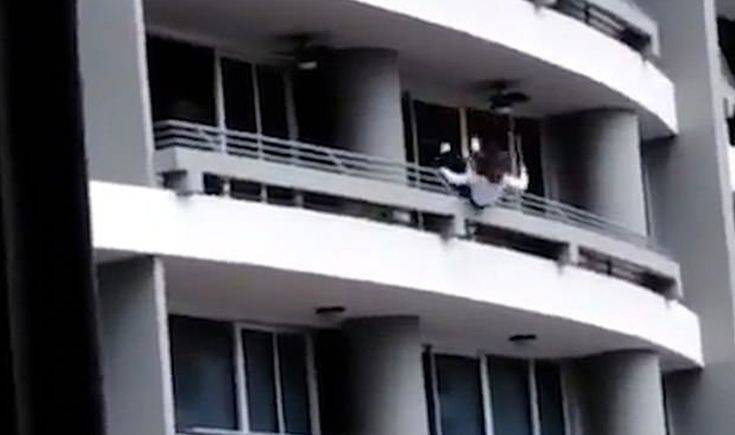 Ήθελε να βγάλει selfie σε μπαλκόνι και έπεσε από τον 27ο όροφο
