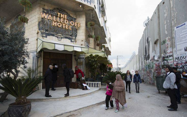 Το ξενοδοχείο με τη «χειρότερη θέα στον κόσμο», πόλος έλξης επισκεπτών