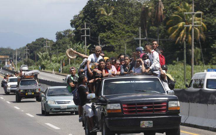 Ο πρόεδρος της Ονδούρας υπόσχεται δουλειά στους συμπατριώτες του από το καραβάνι