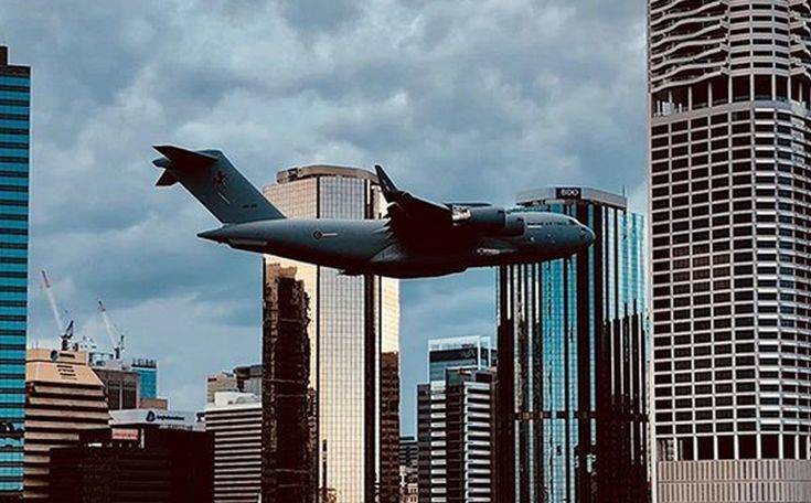 Boeing C-17 πετά ανάμεσα σε ουρανοξύστες και προκαλεί δέος
