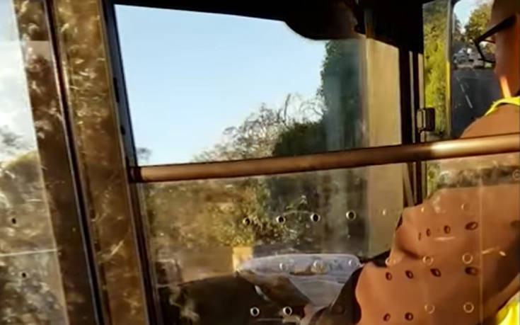 Οδηγός λεωφορείου διαβάζει αμέριμνος την… εφημερίδα του την ώρα που οδηγεί
