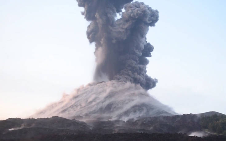Το ηφαίστειο βρυχάται και… ρίχνει κοτρόνες στη θάλασσα