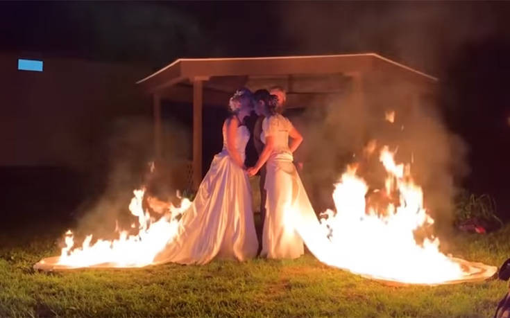 Γιόρτασαν τον γάμο τους καίγοντας τα νυφικά τους