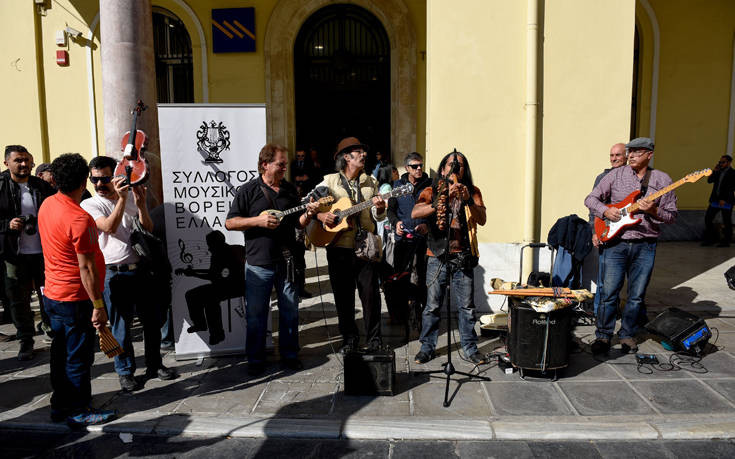 Ο Μανού Τσάο στη διαμαρτυρία για τη μουσικό στη Θεσσαλονίκη