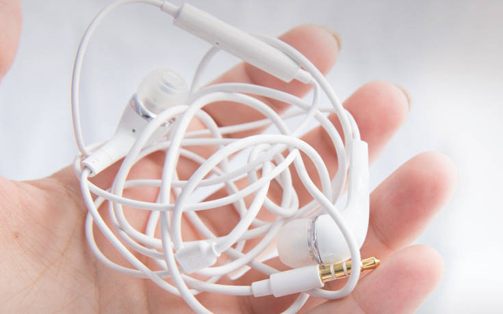 Η επιστήμη εξηγεί γιατί δένονται μονίμως κόμπο τα ακουστικά μας!