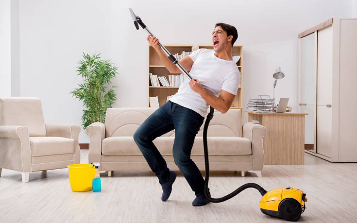 Έρευνα αποκαλύπτει τη σχέση του άντρα με τις… δουλειές του σπιτιού