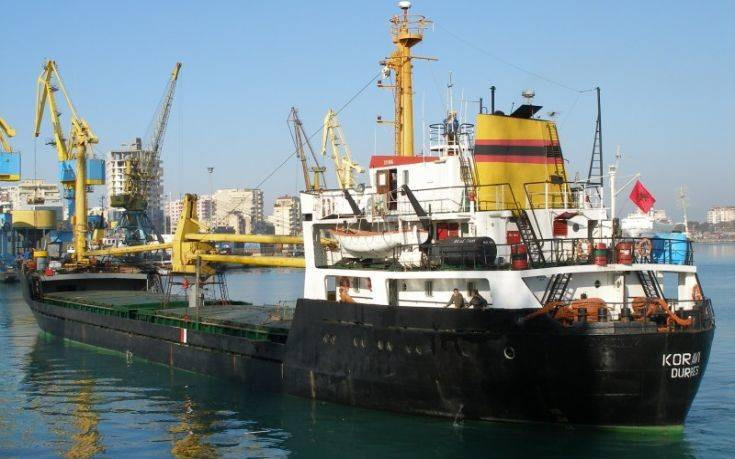 Προσάραξη φορτηγού πλοίου σε βραχώδη περιοχή της Λευκάδας