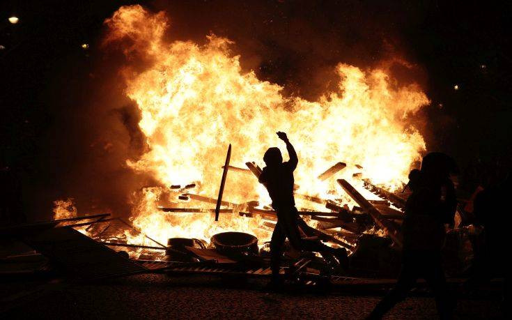 Πεδίο μάχης το Παρίσι με δακρυγόνα και πλαστικές σφαίρες
