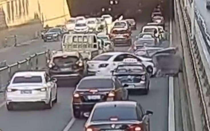 Όχι ένα, όχι δύο, αλλά εννιά αυτοκίνητα κατάφερε να τρακάρει