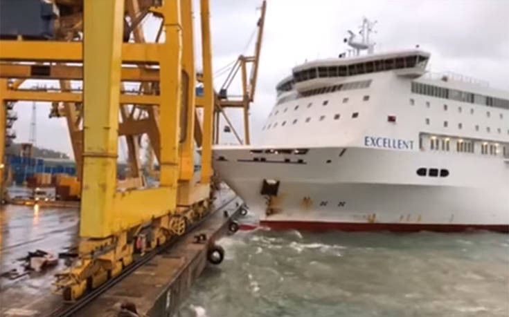 Καράβι προσκρούει στο λιμάνι της Βαρκελώνης, ρίχνει κάτω… τεράστιο γερανό