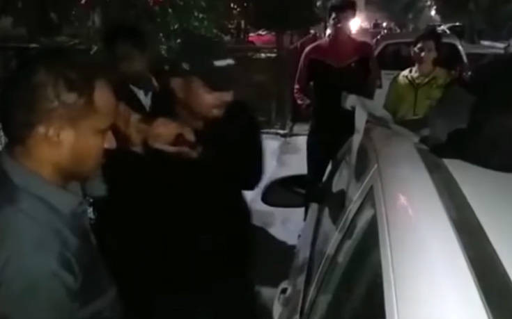 Ο κόσμος κινητοποιήθηκε για να βγάλει κοριτσάκι που εγκατέλειψαν στο αυτοκίνητο