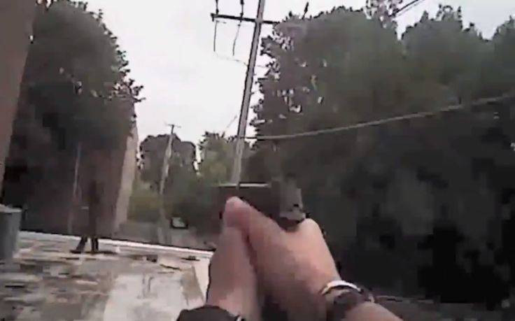 Η στιγμή που αστυνομικοί πυροβολούν άντρα που κρατά… κινητό