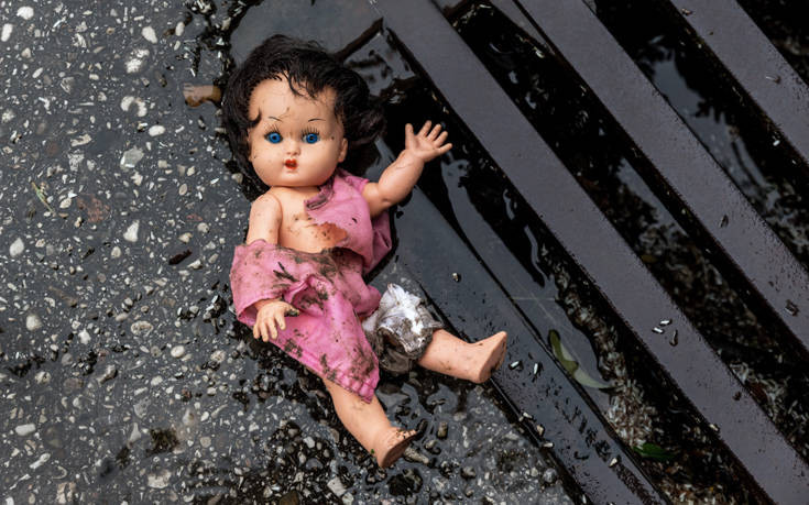 Δάσκαλος καταγράφηκε από τις κάμερες ασφαλείας να παρενοχλεί σεξουαλικά 3χρονη μαθήτριά του