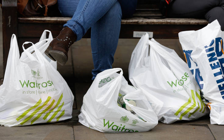 Η βρετανική κυβέρνηση θέλει να διπλασιάσει το κόστος της πλαστικής σακούλας