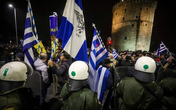 Άλλαξαν δρόμο οι διαδηλωτές στη Θεσσαλονίκη μετά το μπλόκο των ΜΑΤ