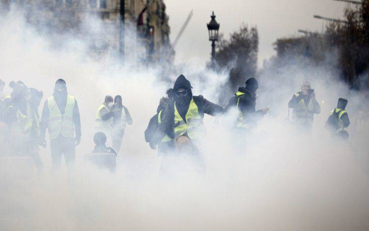 Δακρυγόνα κατά των «κίτρινων γιλέκων» στο Παρίσι
