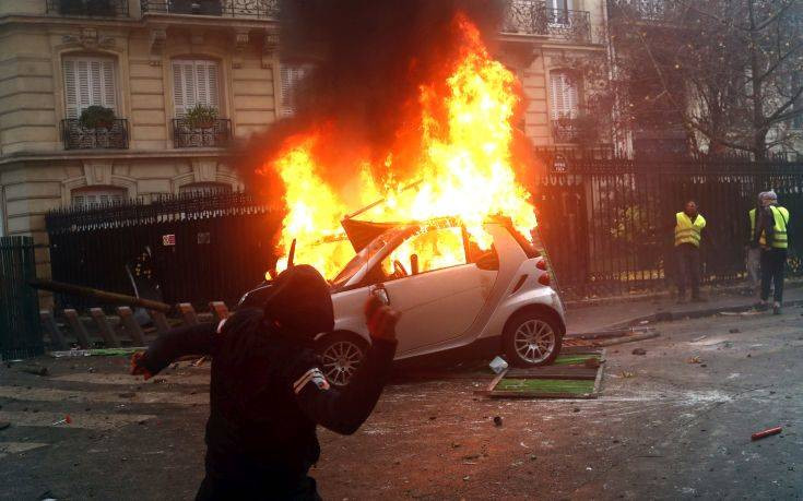 Στους 65 οι τραυματίες από τις διαδηλώσεις των «κίτρινων γιλέκων» στο Παρίσι