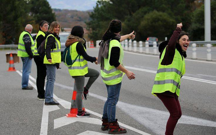 Τα παιδιά στα σχολεία της Γαλλίας παίζουν&#8230; «κίτρινα γιλέκα» και αστυνόμους