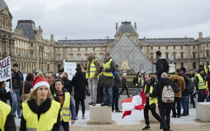 Λιγότερα τα «κίτρινα γιλέκα» στους δρόμους της Γαλλίας