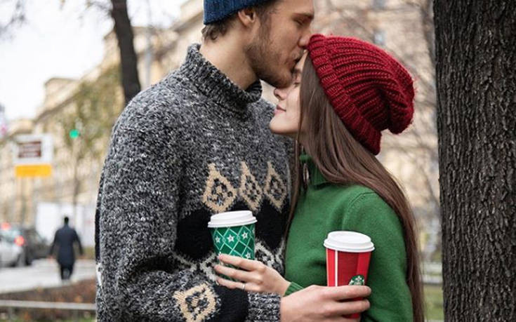 Τα Starbucks μοιράζονται μαζί μας τη μαγεία των Χριστουγέννων