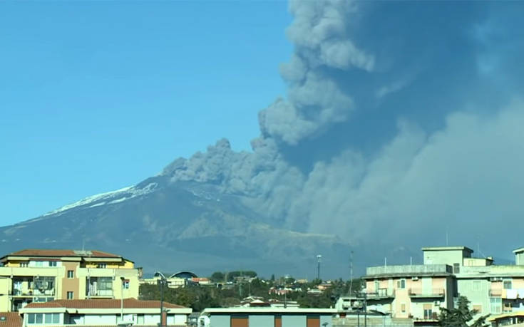 Η τέφρα υψώνεται στον ουρανό μετά την έκρηξη στο ηφαίστειο της Αίτνας