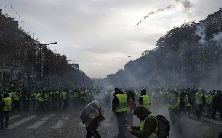 Σχεδόν 500 προσαγωγές στο Παρίσι, «Μακρόν, παραιτήσου» φωνάζουν οι διαδηλωτές