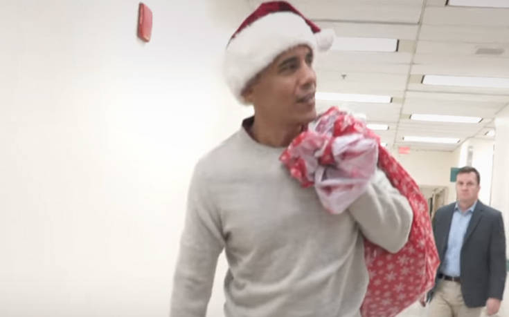 Ο Μπαράκ Ομπάμα ντύθηκε Άγιος Βασίλης και μοίρασε δώρα σε νοσοκομείο
