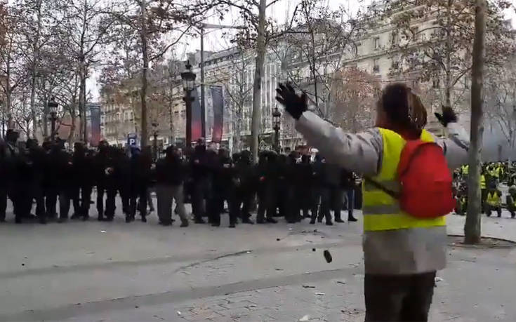 Η γαλλική αστυνομία πυροβολεί διαδηλωτή με flash ball